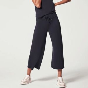 Spanx AirEssentials Wide Leg Cropped Pants in Navy, Medium (D4)